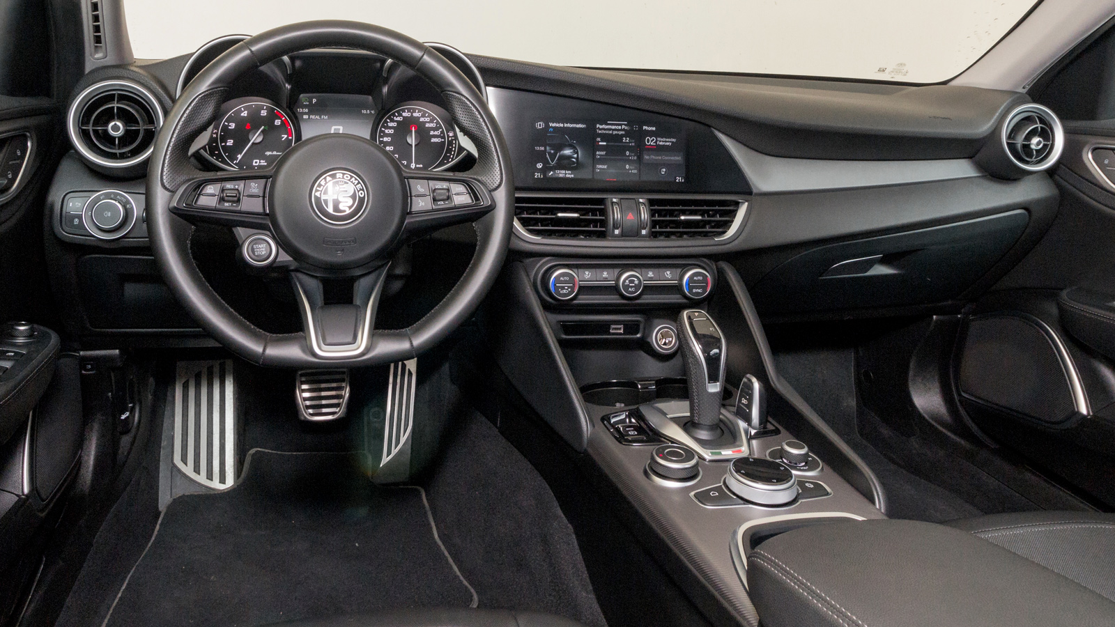 Η καμπίνα της Ιταλίδας έχει premium αέρα, είναι γεμάτη με σπορ στοιχεία, με την κομψή οθόνη αφής να δεσπόζει στο ταμπλό